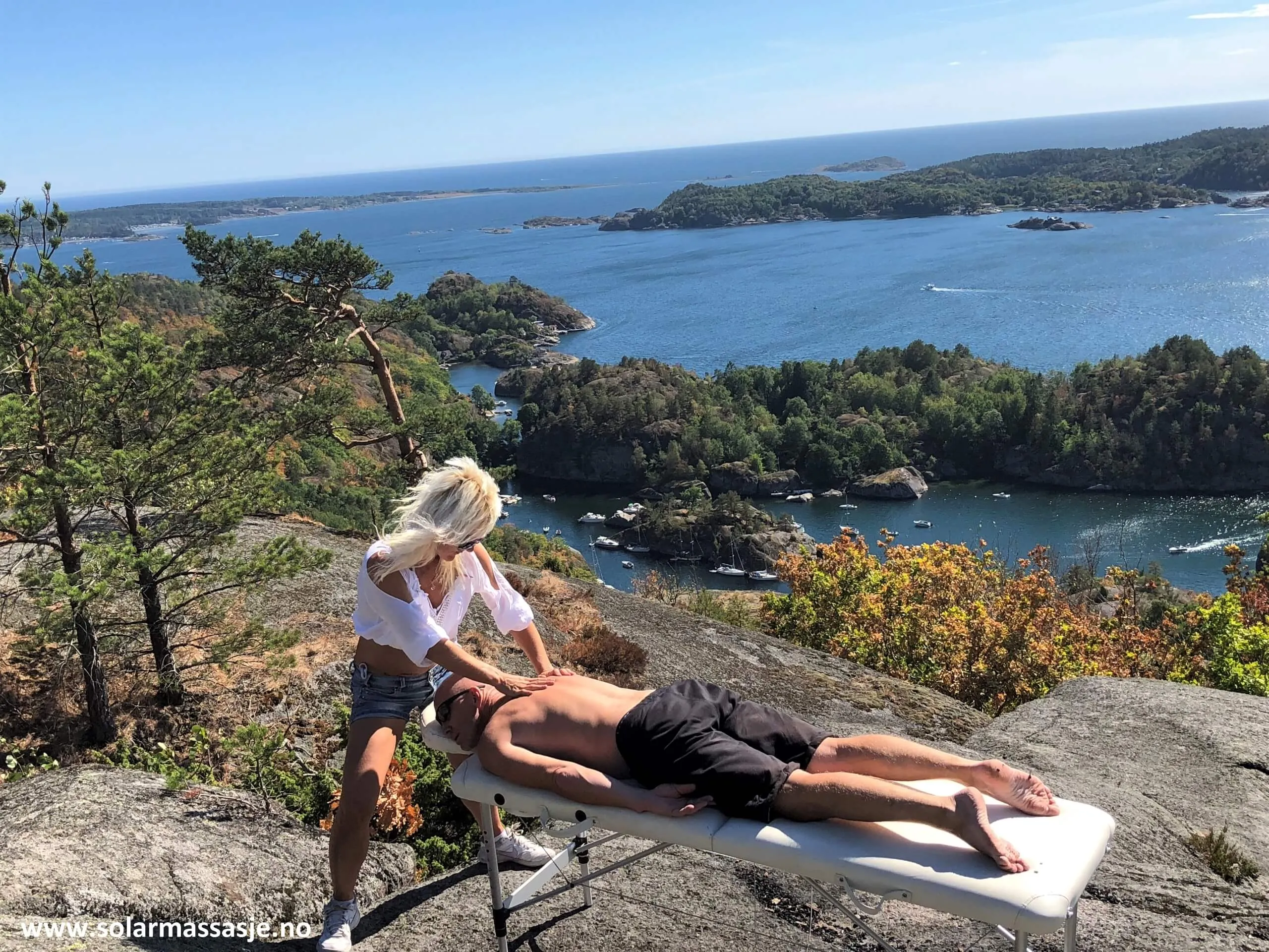 Massasje på en fjelltopp med utsikt over skjærgården